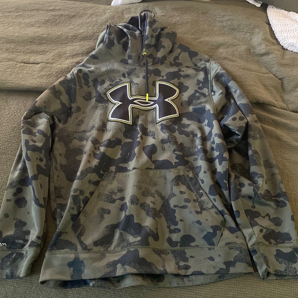 Mens Large Army Green Camo Under Armour Hoodie - Size L. Like New. Loose Fit